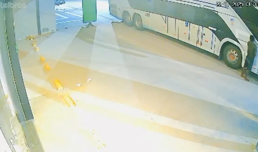  Suspeito de arrombar dois ônibus de turismo na Ponta Verde é preso e vídeo registra ação