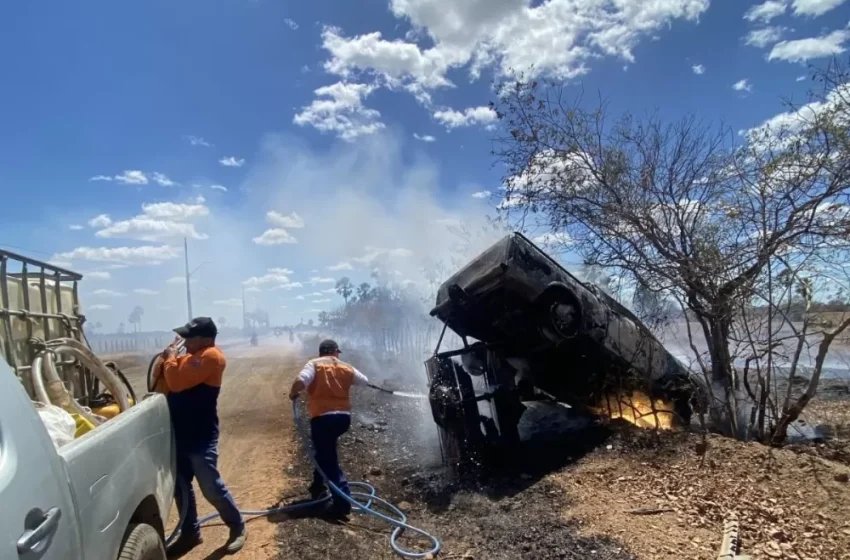  Carro capota e pega fogo próximo ao IFPI em Campo Maior; motorista escapa sem ferimentos