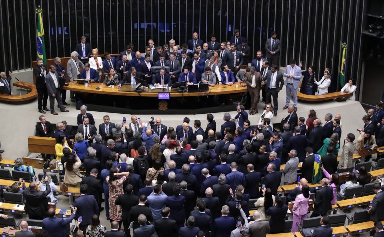  Motta diz que há limites para protestos e que o respeito à Mesa é inegociável