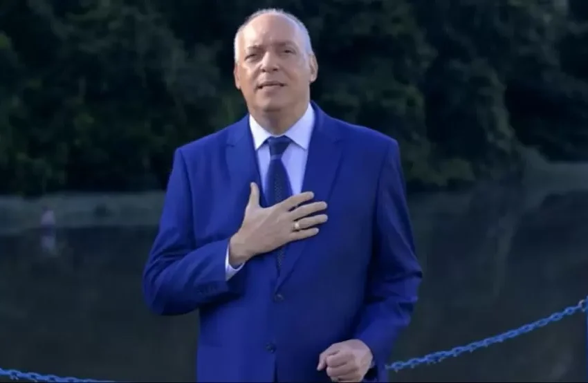  Homem flagrado de calcinha ganha quase R$ 40 mil por mês como servidor público