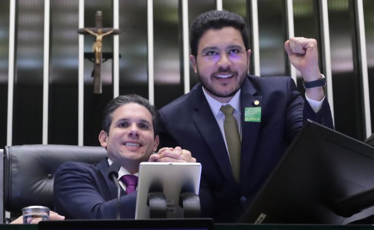  Projeto aprovado proíbe provedores de monetizar conteúdo que viole direitos da criança