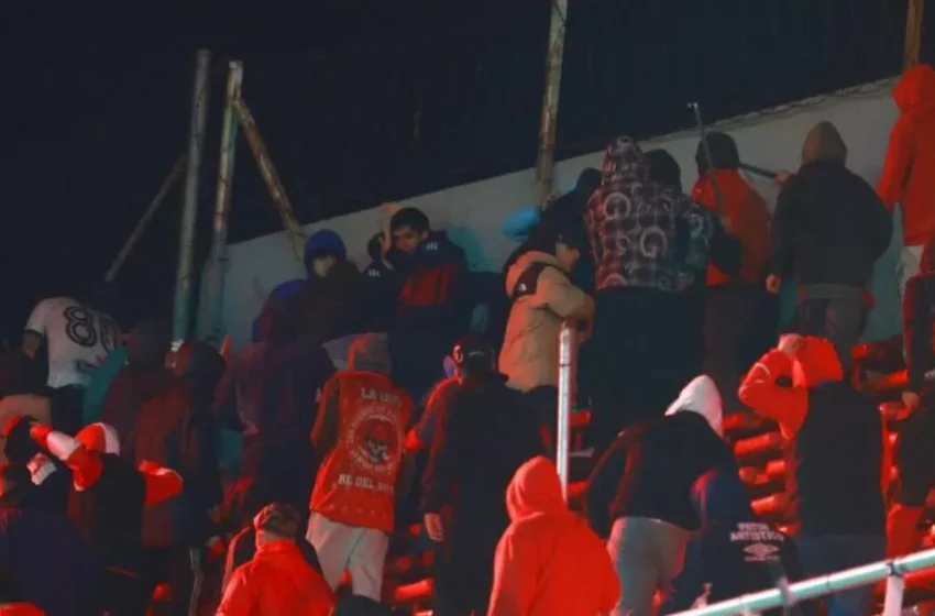  Jogo entre Independiente e Universidad de Chile é cancelado após violência nas arquibancadas