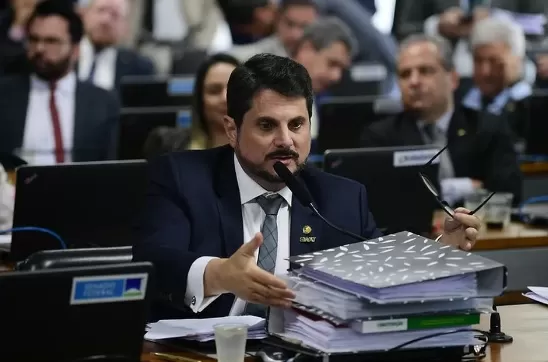  Marcos do Val é alvo de operação da PF para colocar tornozeleira eletrônica após retorno dos EUA