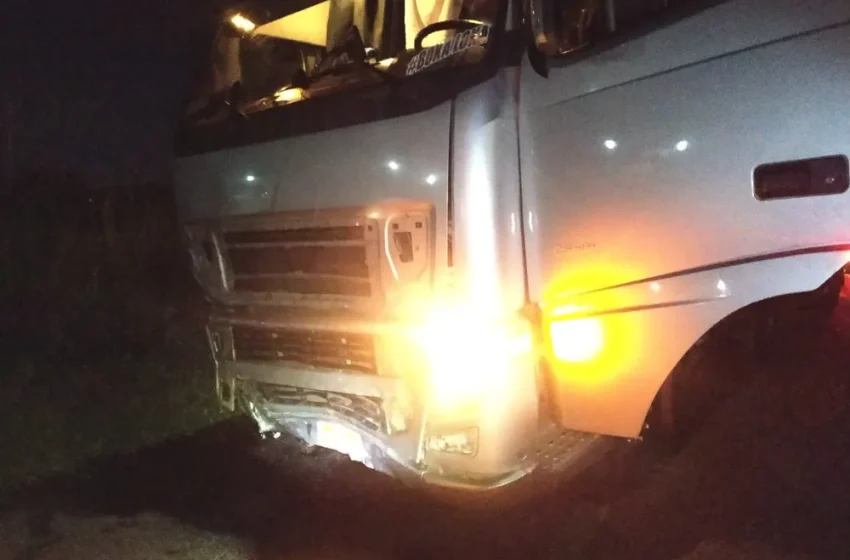  Colisão entre dois caminhões na BR-230 no Sul do Piauí deixa idoso gravemente ferido