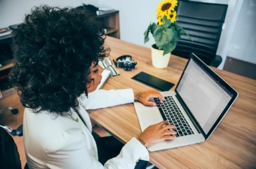  Saiba como evitar dores e proteger a coluna em frente ao computador