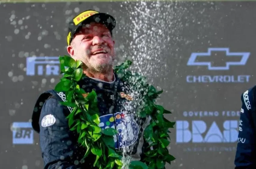  Rubens Barrichello é campeão da Nascar Brasil