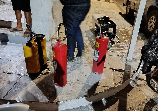  Bombeiros Civis controlam princípio de incêndio em loja no centro de Pedro II