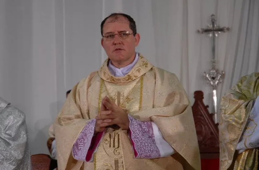  Bispo de Goiás pede a Nossa Senhora que 'impeça o comunismo' no Brasil em evento