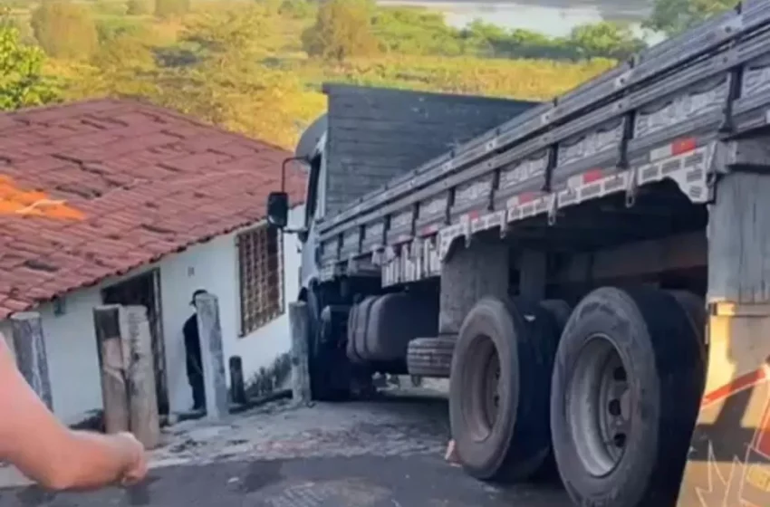 Caminhão descontrolado quase atinge casa e assusta moradores em Luzilândia