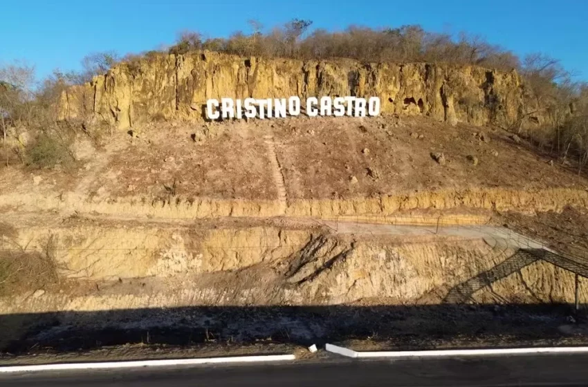  Cidade do Piauí instala letreiro de R$ 180 mil inspirado em Hollywood