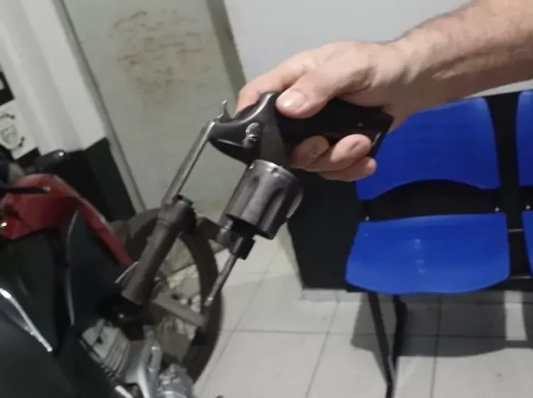  Polícia Militar apreende arma de fogo e motocicleta em Luzilândia