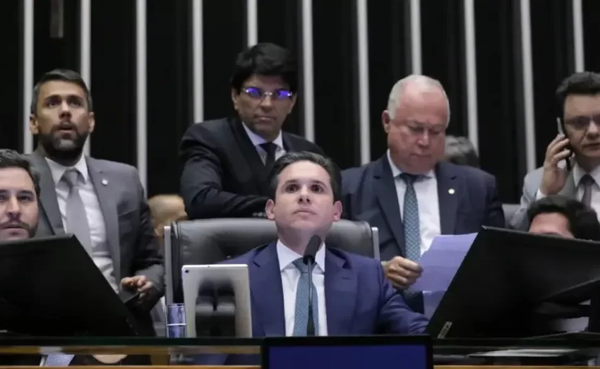  Câmara aprova PEC da Blindagem e retoma votação secreta para abertura de processos contra parlamentares