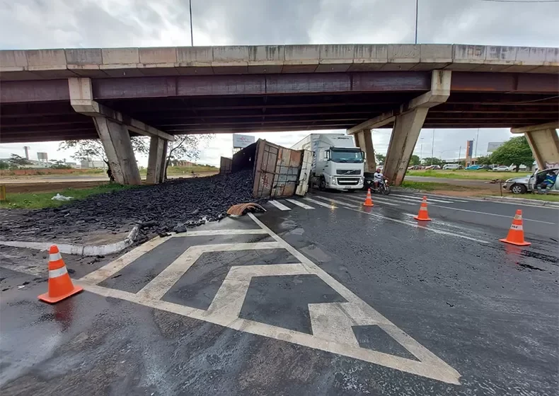  Acidente no viaduto da Miguel Rosa causa congestionamento na Zona Sul de Teresina