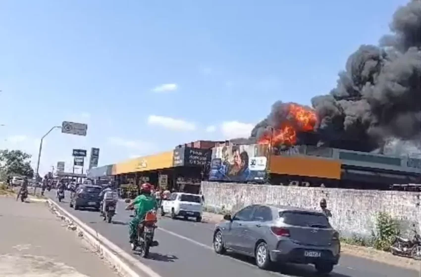 Incêndio de grandes proporções atinge loja de pneus na BR-316, em Teresina