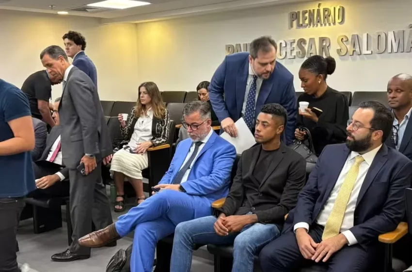  Bruno Henrique é multado em R$ 100 mil, mas fica liberado para jogar após julgamento no STJD