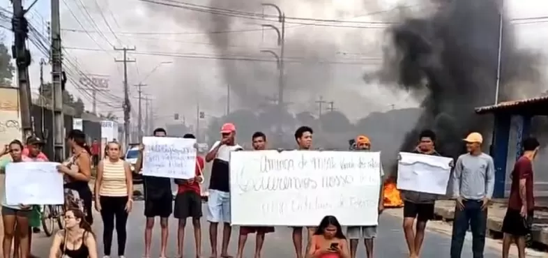 Moradores bloqueiam MA-201 na Grande São Luís com queima de pneus e cartazes