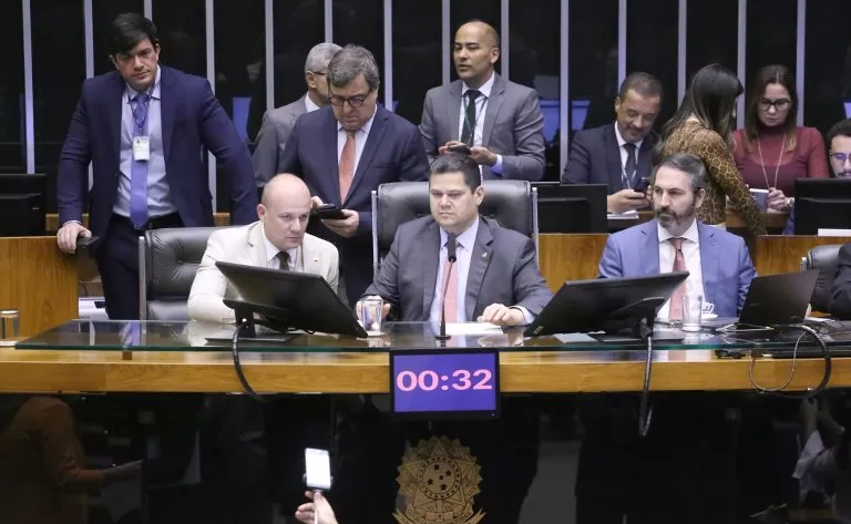  Congresso derruba veto de Lula e retoma exigência de exame toxicológico para primeira CNH