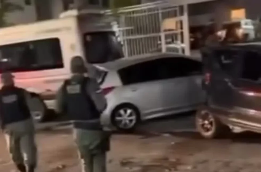  Táxi desgovernado atropela duas pessoas e bate em motos, carros, van e poste em Jaboatão dos Guararapes (RE)