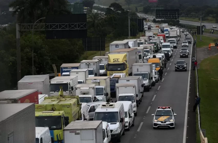  Caminhoneiros articulam paralisação nacional na próxima quinta (04)