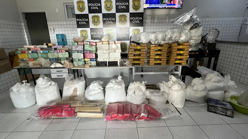  Polícia desmonta laboratório e centro de distribuição de drogas ligados a grupo criminoso