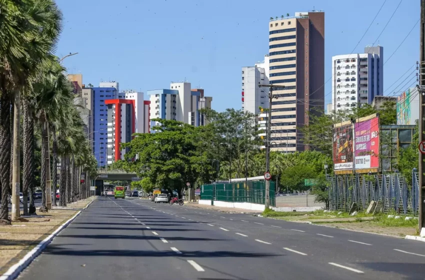  Arrastão: Homem armado rouba relógios, alianças e colares na Avenida Marechal Castelo Branco em Teresina, no Piauí