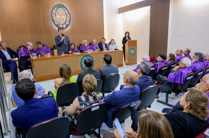  Rafael Fonteles prestigia posse da nova diretoria da Academia Piauiense de Letras e destaca importância da instituição