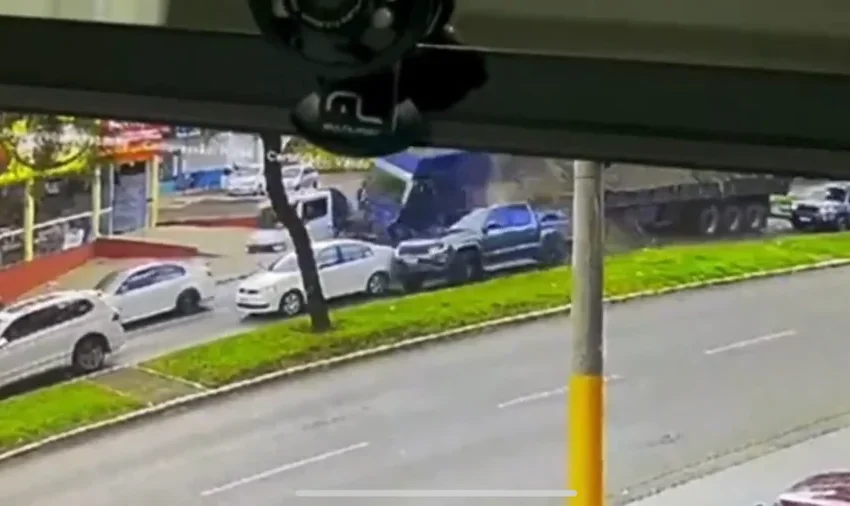  Carreta desgovernada “atropela” carros e deixa 10 feridos em SC