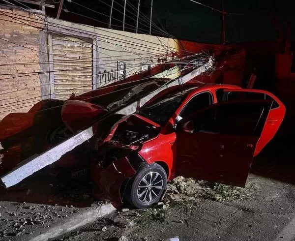  Carro colide com poste e causa falta de energia em Floriano