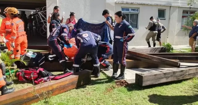  Estrutura de playground desaba, mata criança e deixa feridos, dizem bombeiros