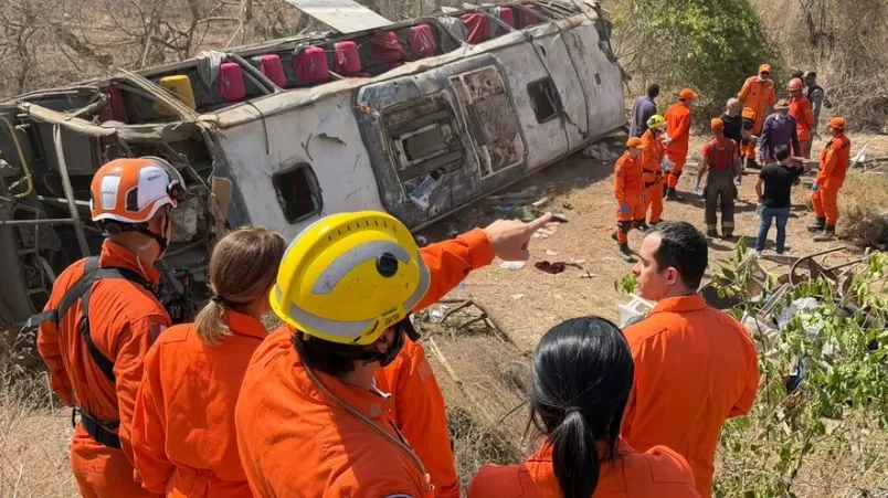  Ônibus de romeiros capota em Alagoas e deixa 15 mortos