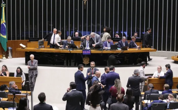  Câmara aprova regime de urgência para 12 projetos de lei
