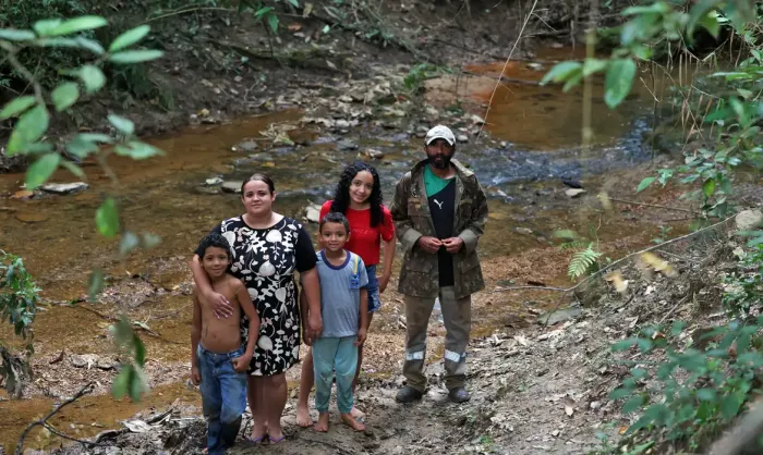  Crianças de comunidade quilombola andam na escuridão para ir à escola