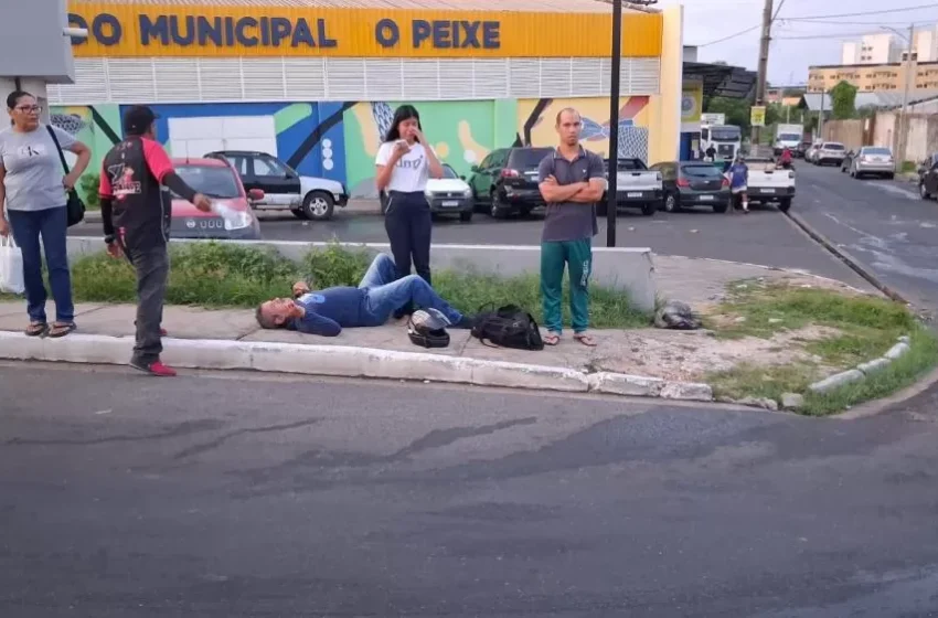  Moto colide com caminhão e avô e neta ficam presos embaixo do veículo