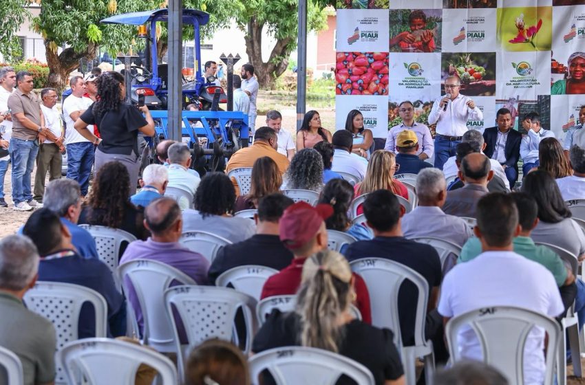  Governo do Estado beneficia 2,8 mil famílias com a entrega de tratores para agricultores de 13 municípios