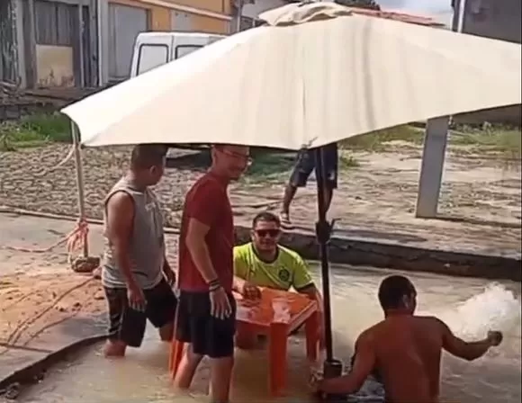  Moradores Improvisam “Piscina” em Buraco para Protestar Contra a Águas de Teresina