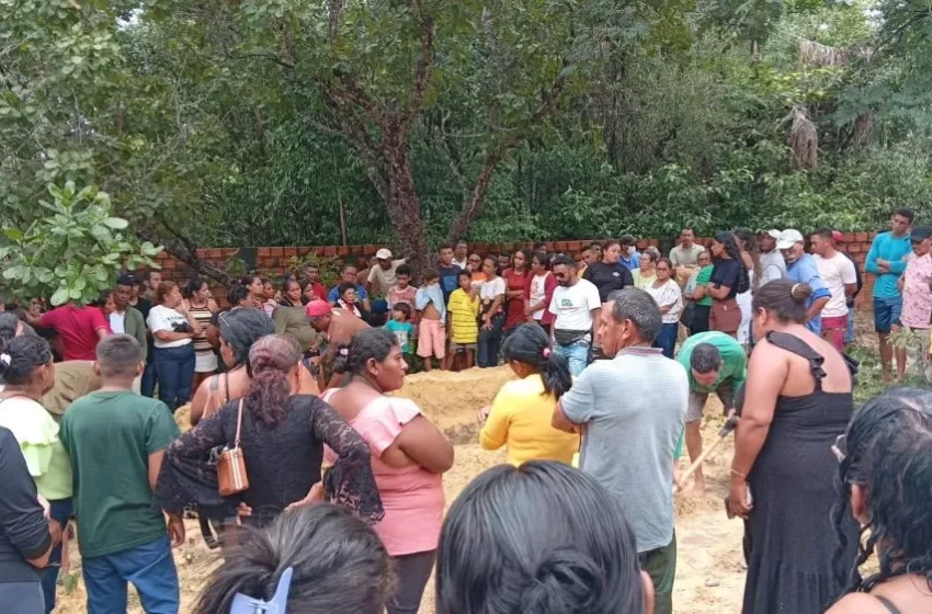  Corpos de mãe grávida e filhos mortos em desabamento são sepultados em Barras