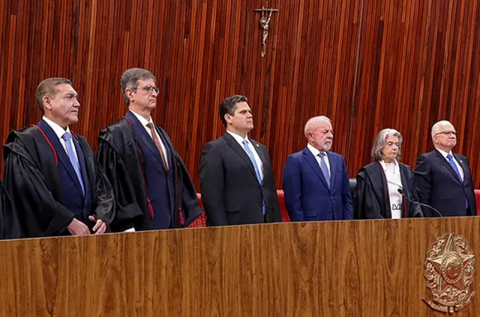  Chefes dos Três Poderes participam da posse de Nunes Marques no TSE