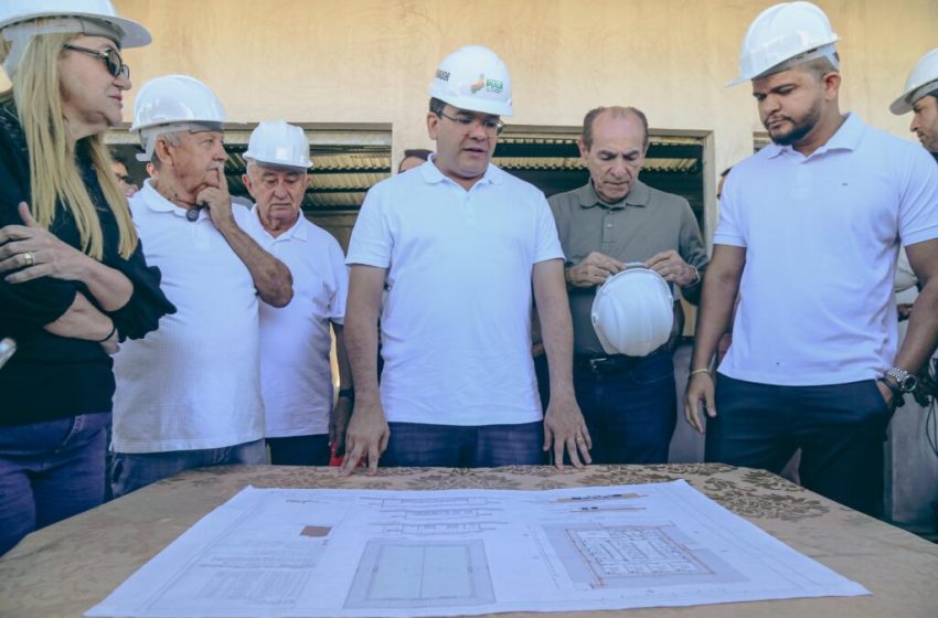  Rafael Fonteles acompanha obras de reconstrução do mercado público e de praça no município de Rio Grande do Piauí
