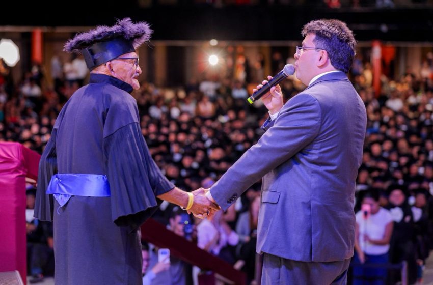  “Não podemos deixar ninguém para trás”, afirma Rafael Fonteles em formatura de mil adultos e idosos pelo Alfabetiza Piauí
