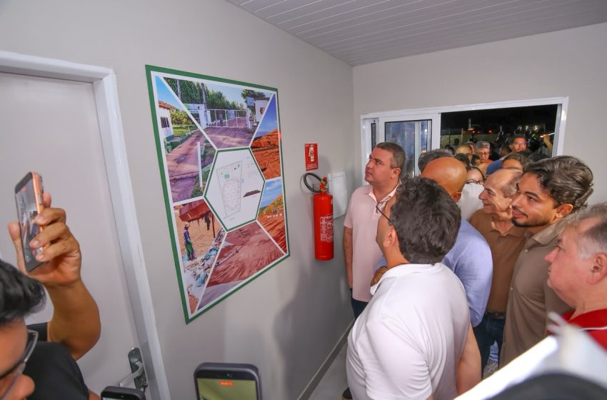  Rafael Fonteles inaugura brinquedopraça em Cristino Castro e visita aterro sanitário licenciado que vai beneficiar 25 municípios