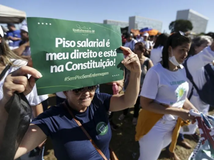  Comissão debate comprimento do piso salarial nacional para a enfermagem