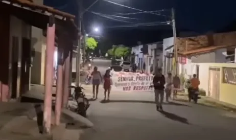  Moradores realizam protesto contra possível fechamento de acesso de ruas em Poção de Pedras