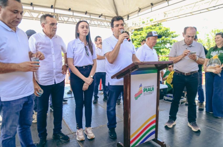  Em Caraúbas, Rafael Fonteles autoriza obra de calçamento e destaca avanço da Rota do Leite